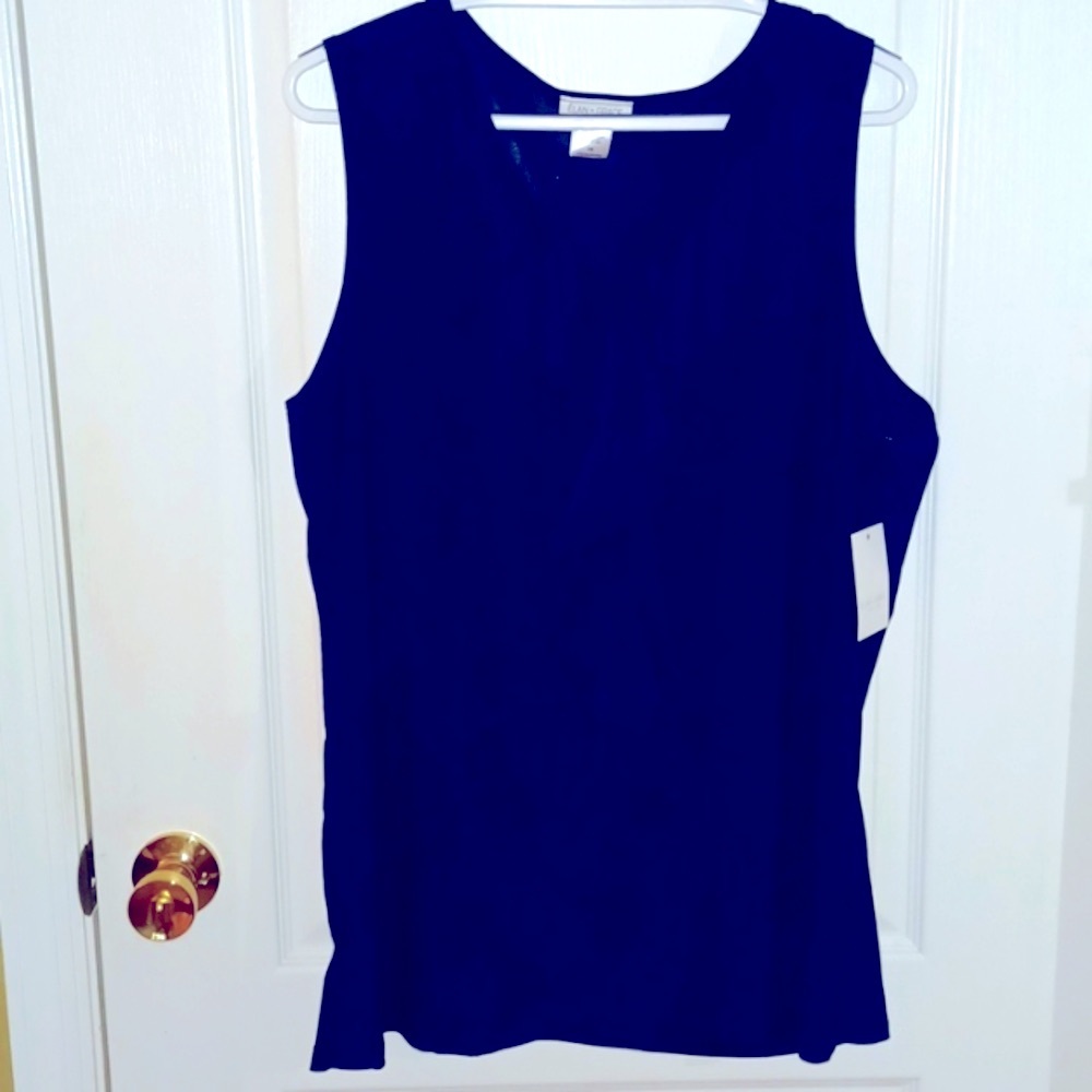 Womans Sleeveless blouse 👚 ♥️ Put Flash So You Could See Better .